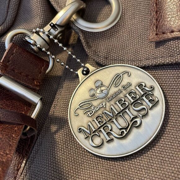 Disney Field & Co Leeds Vacation Club Member Cruise 2017 New backpack w/ keyring - Picture 4 of 13